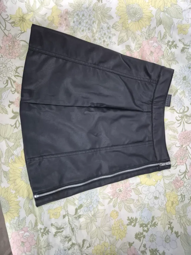 Falda negra efecto piel con cremallera