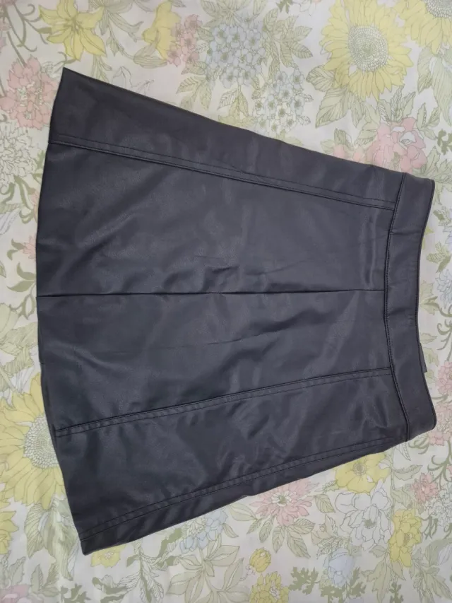 Falda negra efecto piel con cremallera