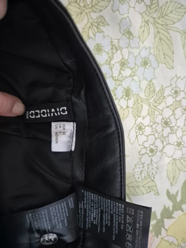 Falda negra efecto piel con cremallera