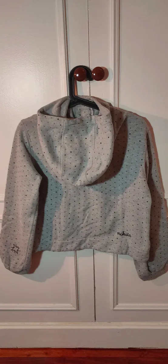 Sudadera Nikita gris con capucha