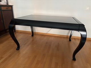 Mesa de comedor negra de madera maciza.