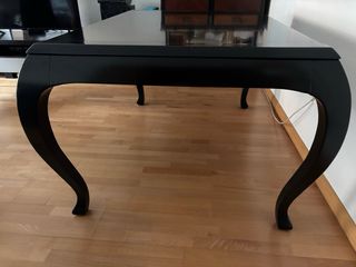 Mesa de comedor negra de madera maciza.