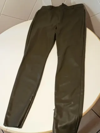 Pantalón efecto piel verde estilo vaquero