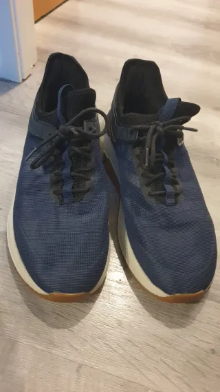 Zapatillas deportivas azules y beige