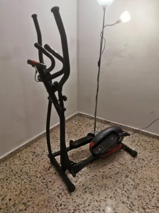 Bicicleta Elíptica Negra y Roja