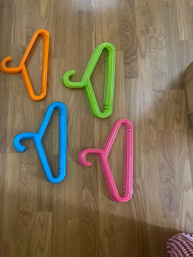 19  Perchas Infantiles Plástico Colores.