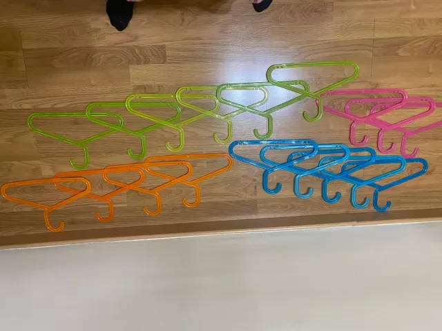 19  Perchas Infantiles Plástico Colores.