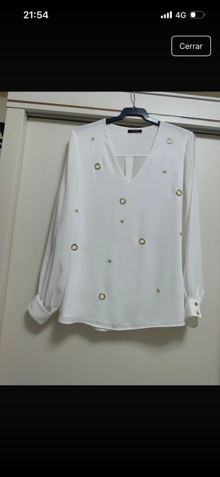 Blusa blanca con detalles dorados
