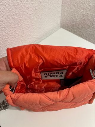 Bolso naranja acolchado con logo