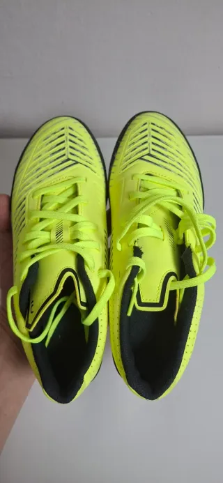 Botas de fútbol sala amarillas y negras