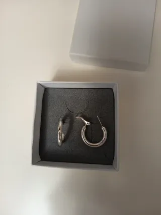 Pendientes de aro plateados de acero inoxidable.