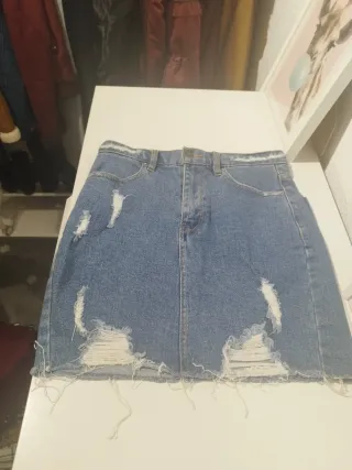 Falda vaquera con rotos