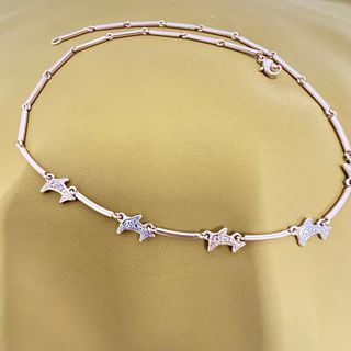 Cadena dorada con colgantes de delfín