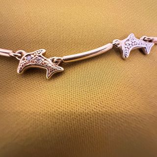 Cadena dorada con colgantes de delfín