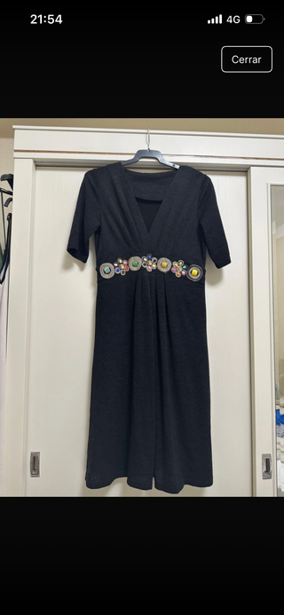 Vestido negro con detalles multicolor