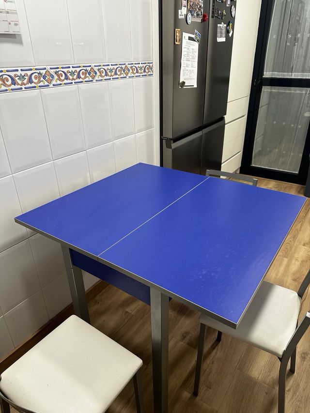 Mesa de cocina extensible azul y blanca