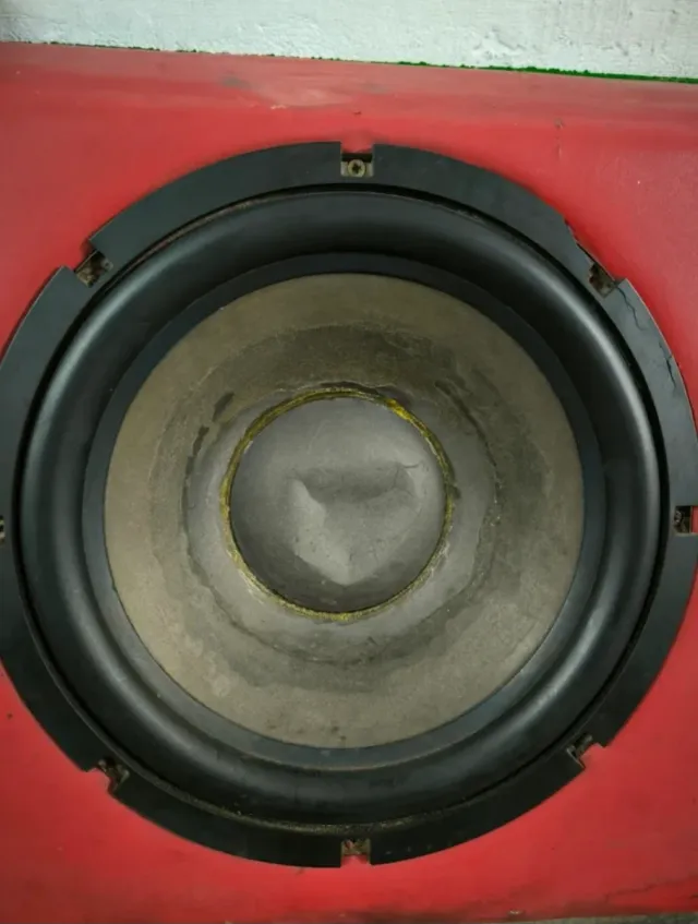 Subwoofer rojo en buen estado