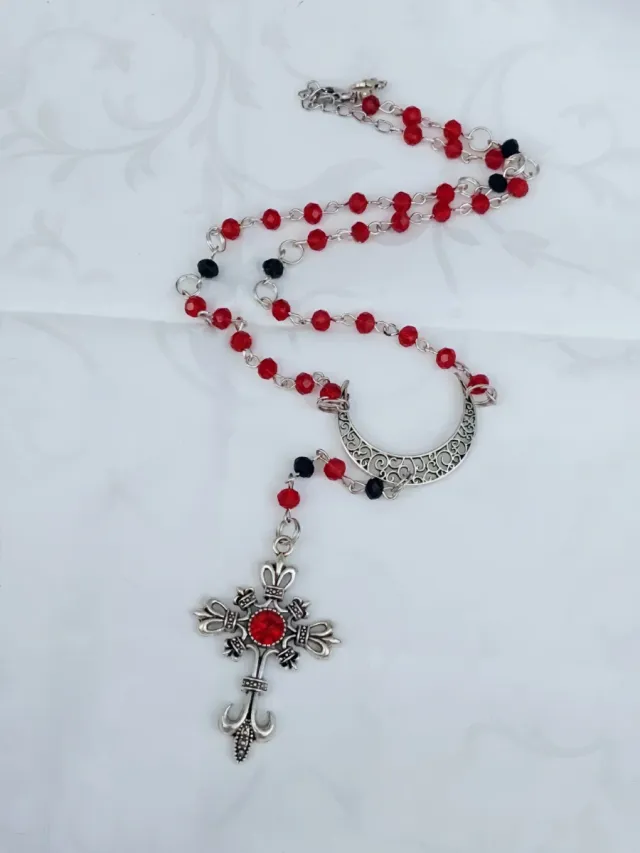 Collana rossa e nera con croce e luna