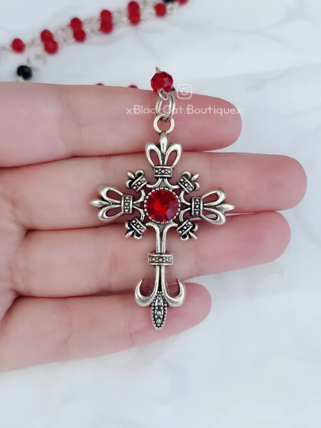 Collana rossa e nera con croce e luna