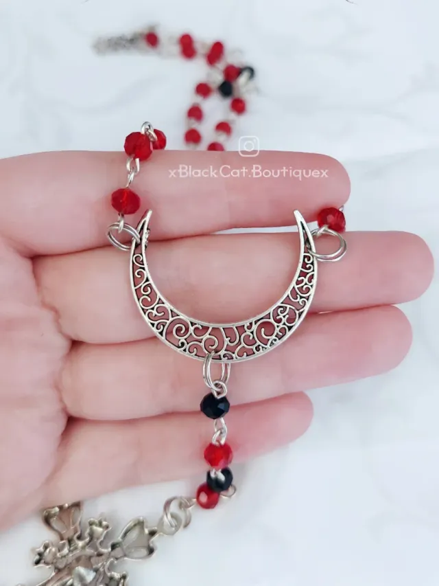 Collana rossa e nera con croce e luna
