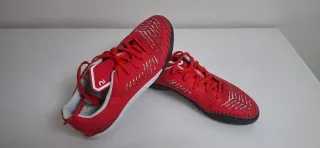 Botas de fútbol sala rojas y plateadas