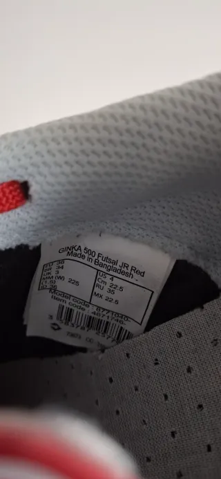 Botas de fútbol sala rojas y plateadas