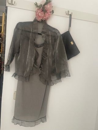 Vestido de fiesta gris con chaqueta