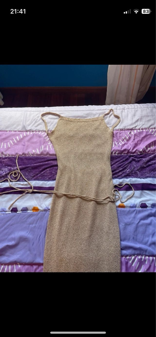 Vestido dorado punto espalda abierta