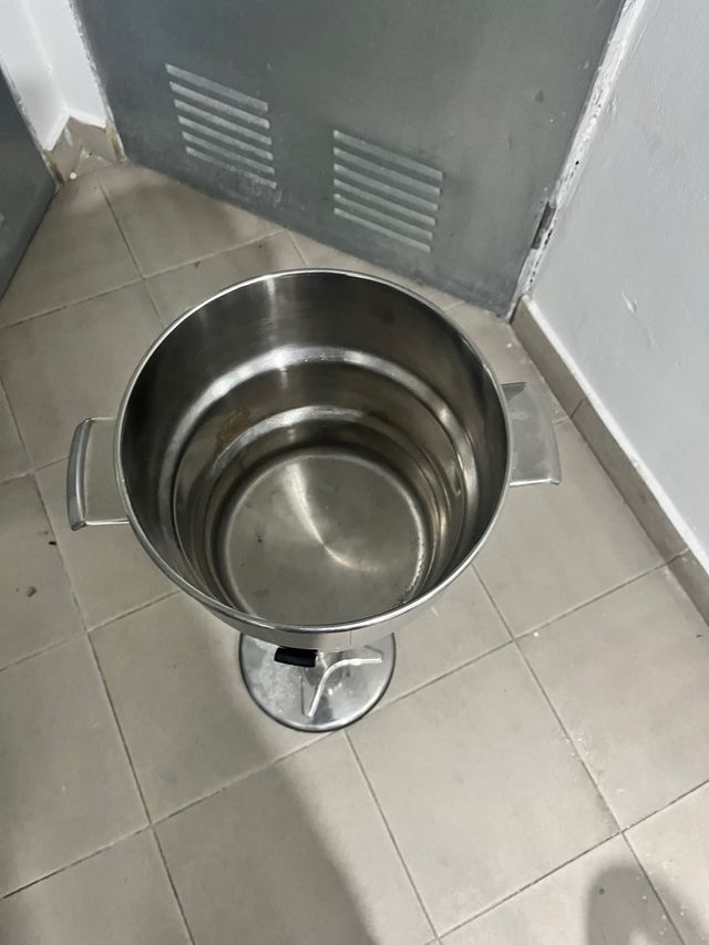 Hielera de pie metálica