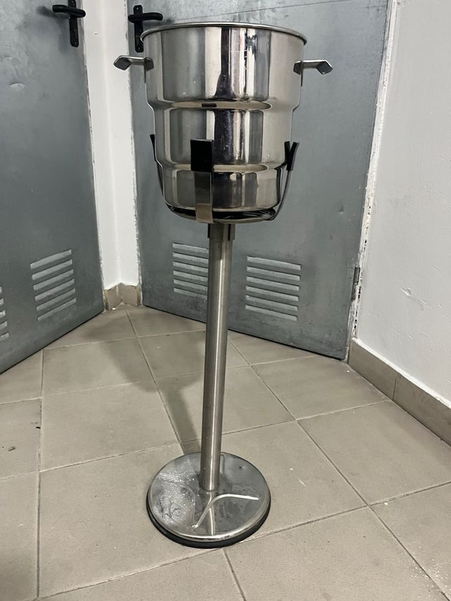 Hielera de pie metálica