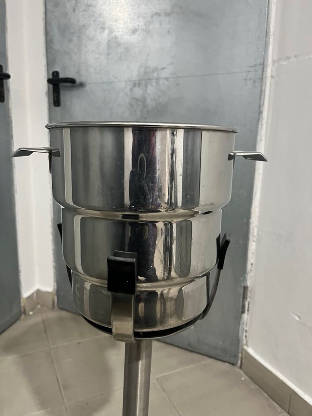 Hielera de pie metálica