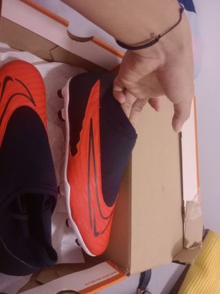Tacos de fútbol Nike Talla 42 Naranja/Negro