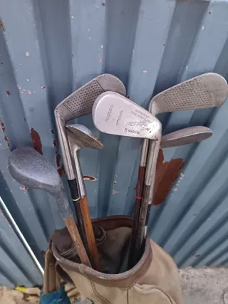 Antiguos palos de golf madera zurdos