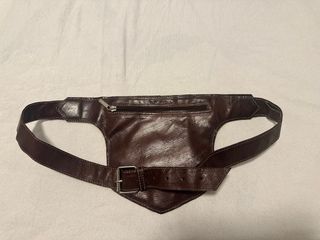 Riñonera de piel con diseño de sol