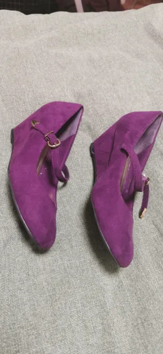 Zapatos de cuña morados Carolina Boix