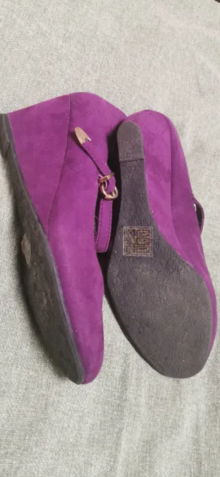 Zapatos de cuña morados Carolina Boix