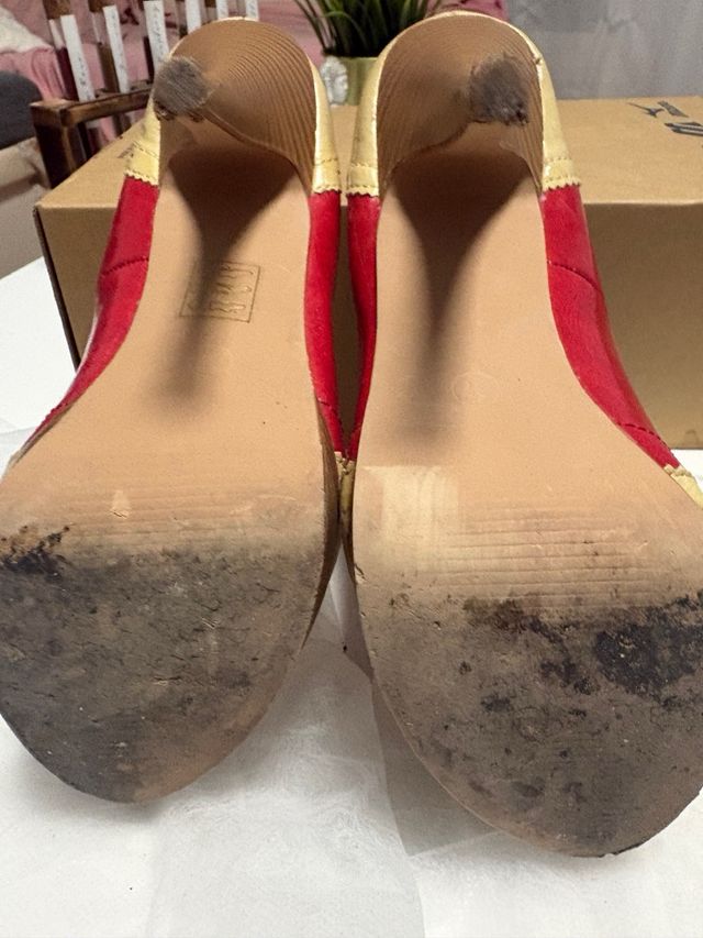 Tacones rojos y beige con lazo