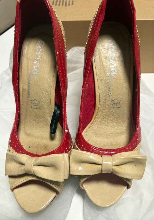 Tacones rojos y beige con lazo