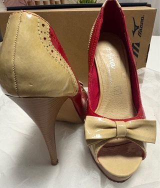 Tacones rojos y beige con lazo