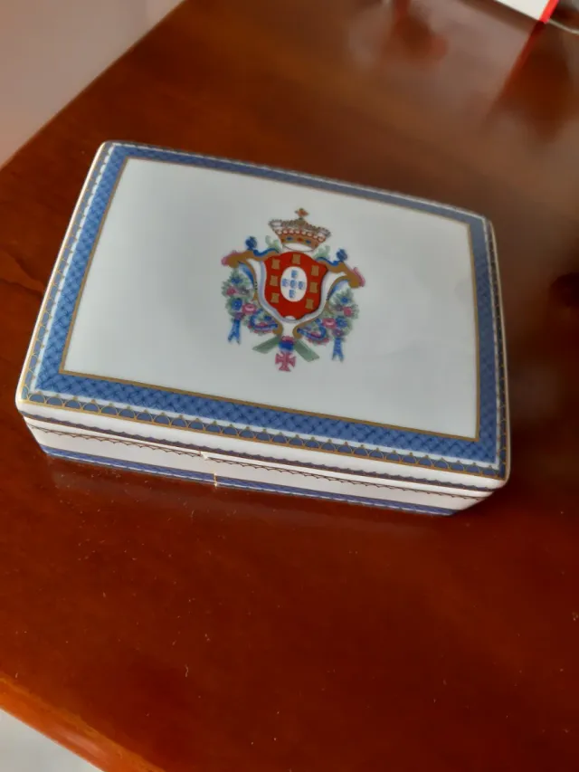 Caixa NG em porcelana com brasão