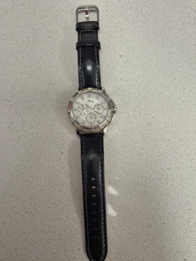 Reloj Lotus Negro y Plateado