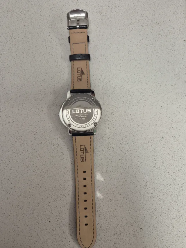 Reloj Lotus Negro y Plateado