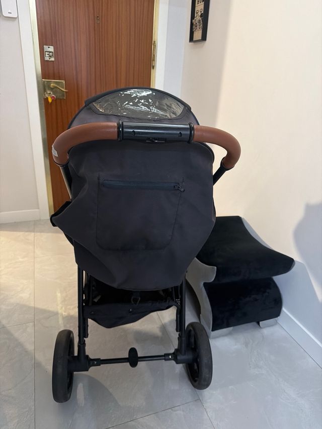 Carrito de bebé negro