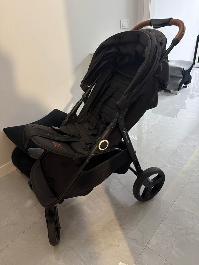 Carrito de bebé negro