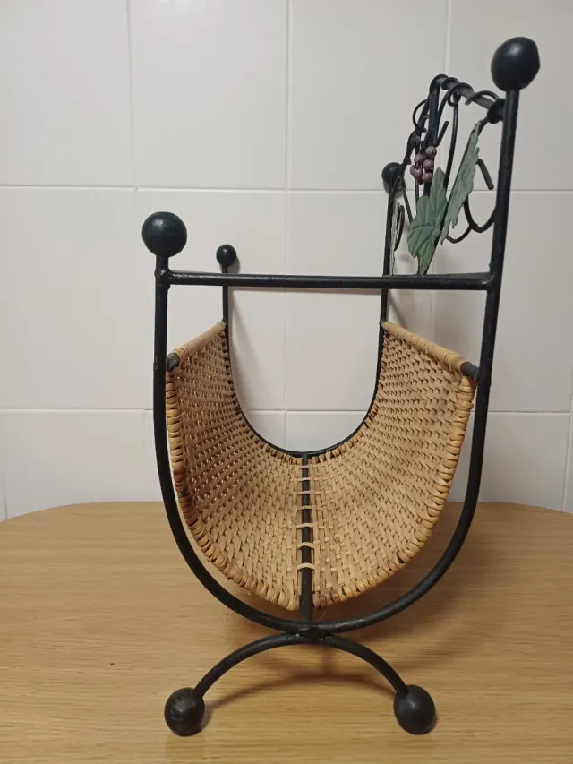 Revistero forja y mimbre vintage