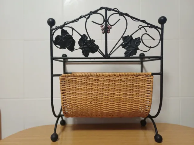 Revistero forja y mimbre vintage