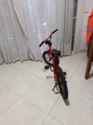 Bicicleta infantil roja