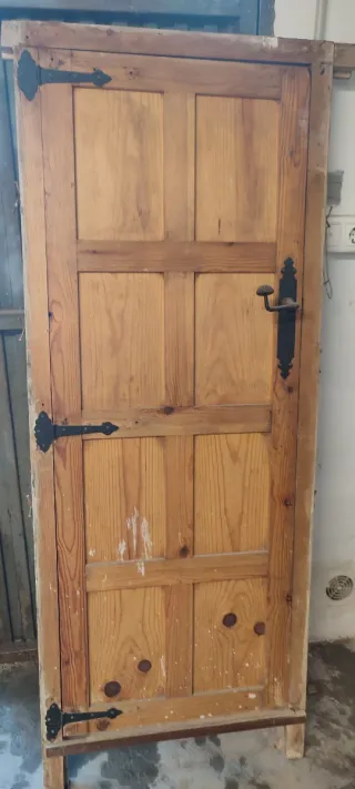 Puerta antigua madera con marco