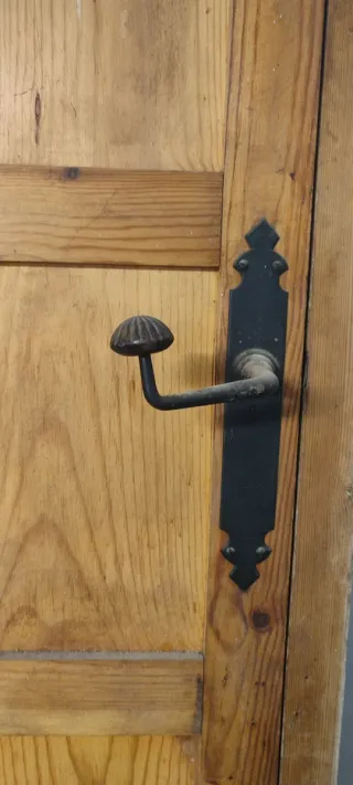 Puerta antigua madera con marco