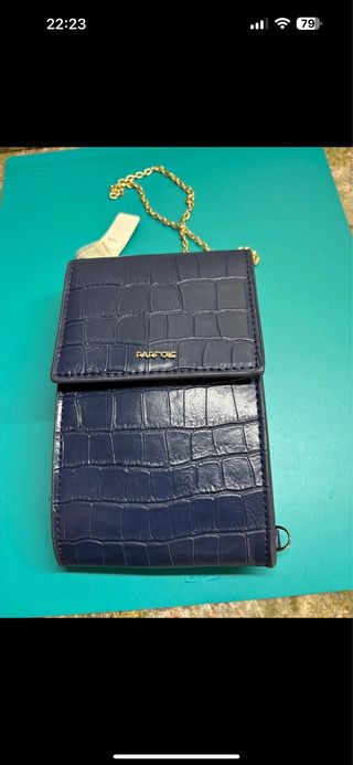 Bolso pequeño Parfois azul con cadena dorada